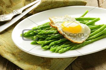 gourmet breakfast - asparagus with fried egg