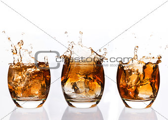 Serial arrangement of whiskey splashing in tumbler