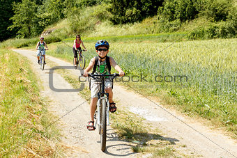 Family on bicycle trip
