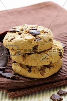 crunchy chocolate chip cookies -  delicious dessert