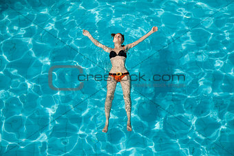 Young woman in swimming pool 
