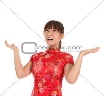Chinese cheongsam girl open arms looking up