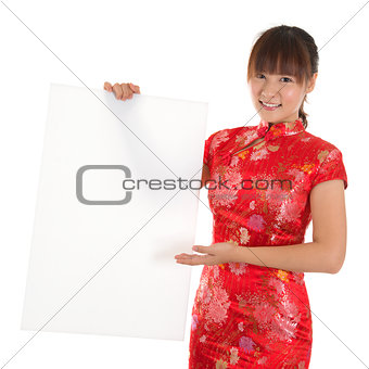 Chinese cheongsam girl holding white blank card