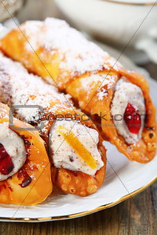 Cakes with cream of ricotta and candied fruit.