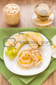 Corn crackers with honey and fruits