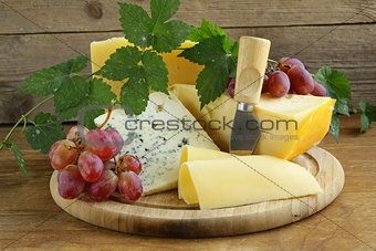 cheeseboard (Maasdam, Roquefort, Camembert) and grapes for dessert