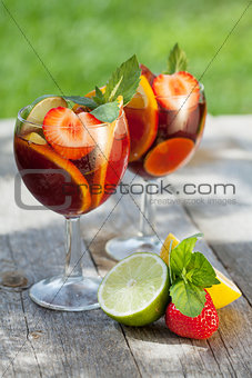 Refreshing fruit sangria (punch)