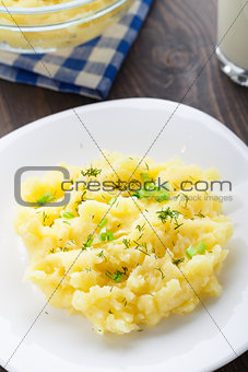 Mashed potatoes sprinkled with scallion and dill