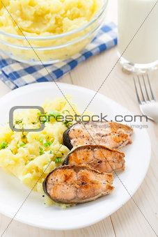 Mashed potatoes with fried salmon