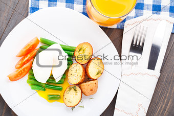 Poached egg with french beans and baked potato