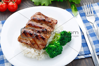 Grilled ribs with rice and broccoli