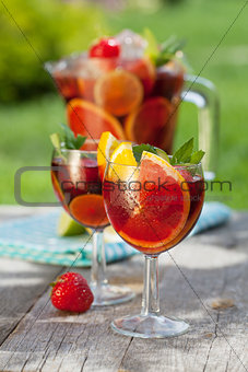 Refreshing fruit sangria (punch)