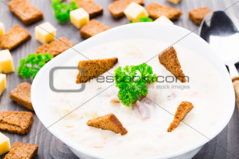 Cheese soup with toasts