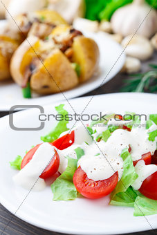 Tomato and lattuce salad