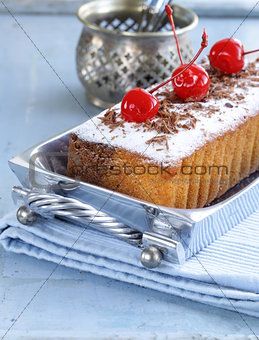 pound cake with powdered sugar and berries
