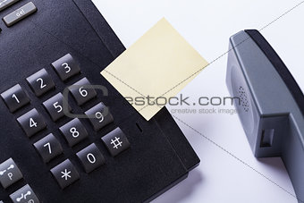 memo post it message on telefone in office 