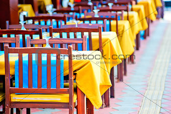 number of empty tables at the cafe