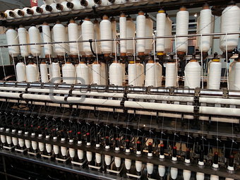 Bobbin thread cones on a warping machine in a textile mill