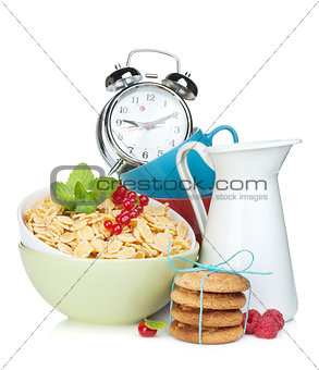Fresh corn flakes with berries and milk