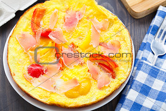 Omelette with vegetables and prosciutto