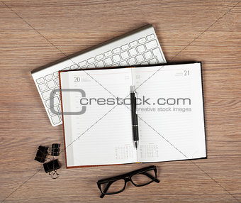 Blank notepad with pen and glasses