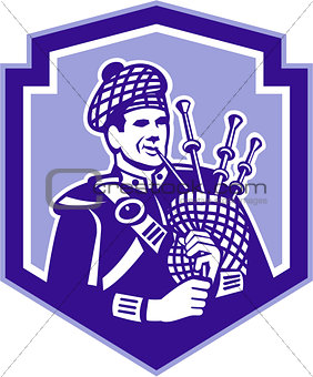 Scotsman Bagpiper Play Bagpipes Retro Shield 