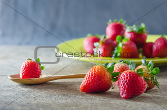  red strawberries on dish