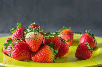  red strawberries on dish