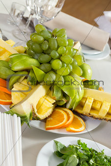 Cut fruit composition served on the table