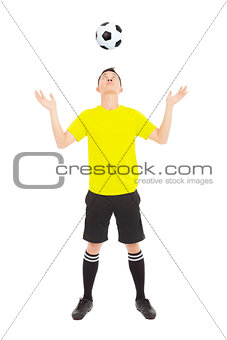 Soccer player watching the falling ball