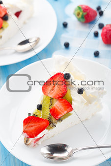 Pavlova cake with strawberry