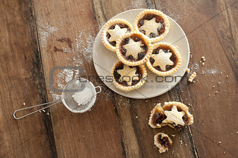 Decorative freshly baked Christmas mince pies