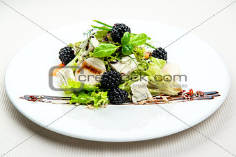 Seasonal leaf salad with Gorgonzola and blackberries