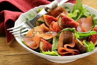salad with smoked ham and fresh sweet figs