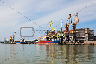 Handling of the vessel in port