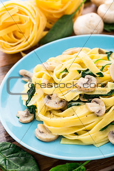 Fettuccine with spinach and mushrooms
