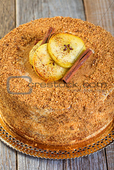 Cake with cinnamon, apples and caramel cream.