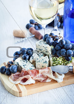Appetizer with cheese, ham and grape