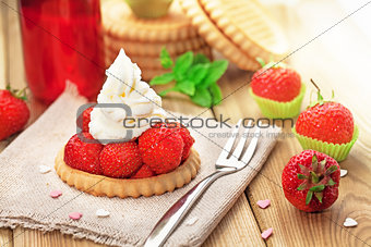 Strawberry biscuit with cream