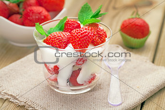 Jogurt with strawberry2
