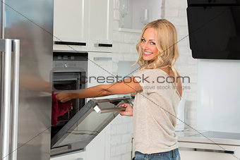 girl cook with oven with great smile