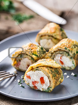 Omelette rolls with curd