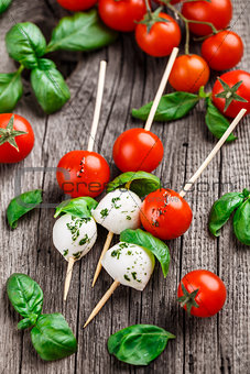 Skewers with tomato, basil and mozarella