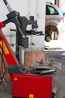 Tire changer device in an automobile repair shop
