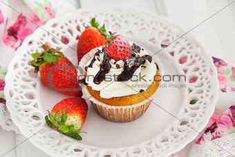 Delicious cream and strawberry cupcakes
