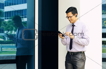 Businessman Writing With Pen On Mobile Phone Display-2