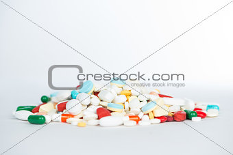 Medicine tablet and capsule
