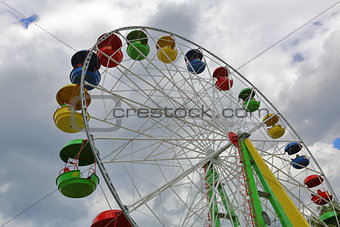 Ferris wheel on a cloudy day