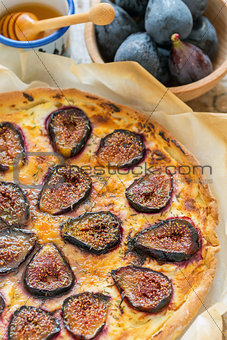 Pizza with figs, ricotta and honey.
