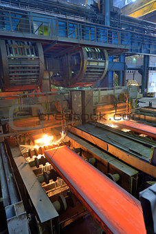 cut hot steel on conveyor 